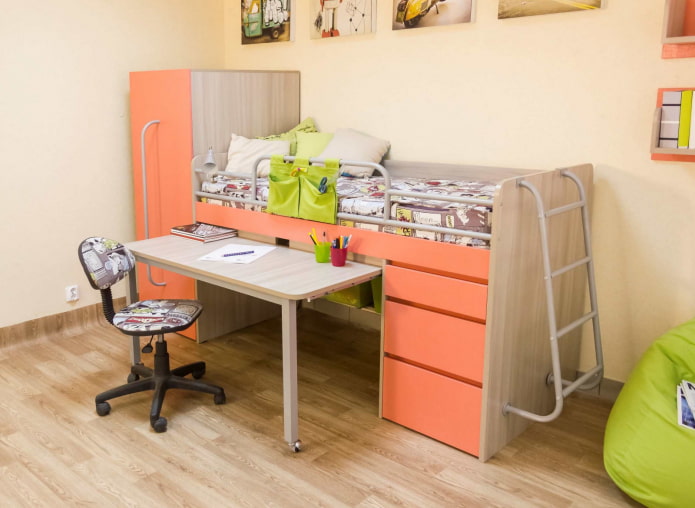 im Bett eingebauter ausziehbarer Schreibtisch