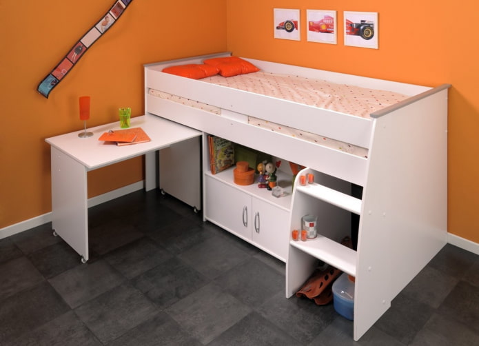 im Bett eingebauter ausziehbarer Schreibtisch