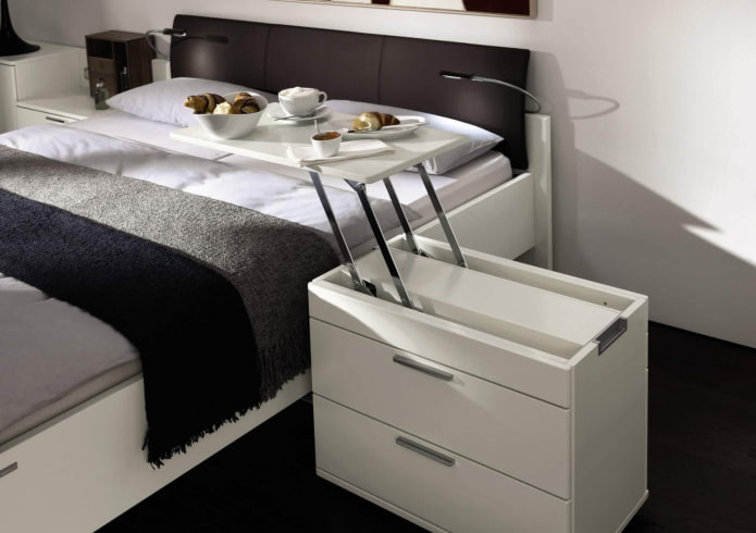 Ausziehtisch im Schlafzimmer