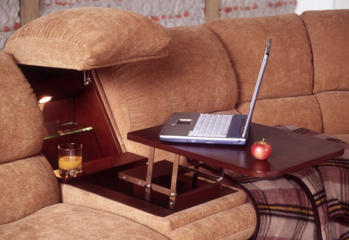 Ausziehtisch, in einen Stuhl eingebaut