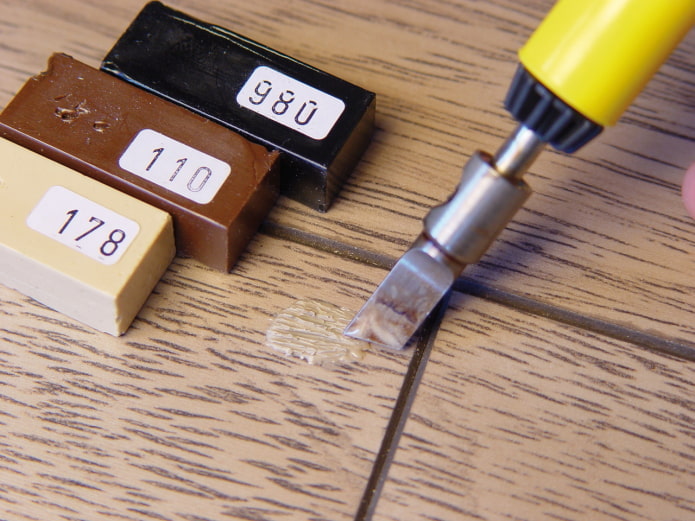 Laminatfugen mit Wachs versiegeln
