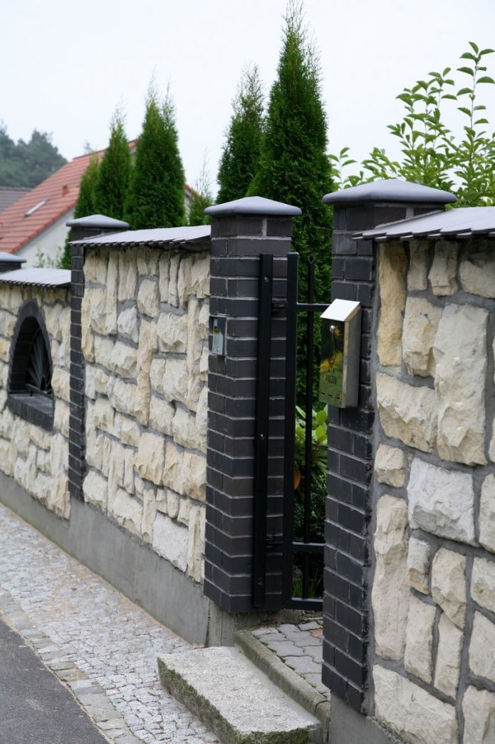 Zaun aus Naturstein