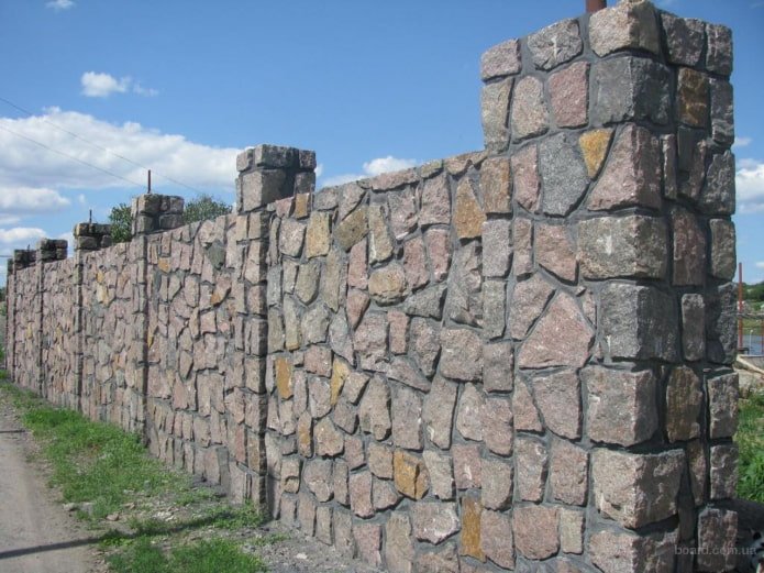 ein Zaun aus Stein und Beton