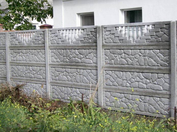 Betonzaun unter einem Stein