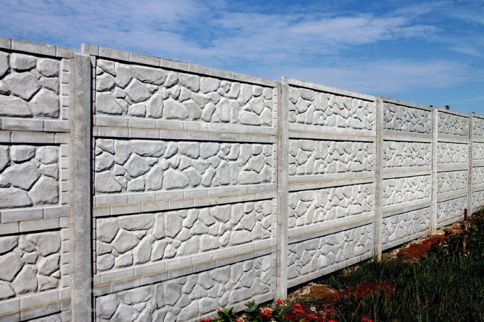 leerer Betonzaun