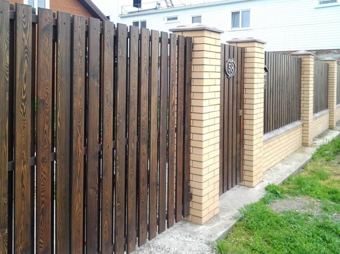 Holz und Ziegel