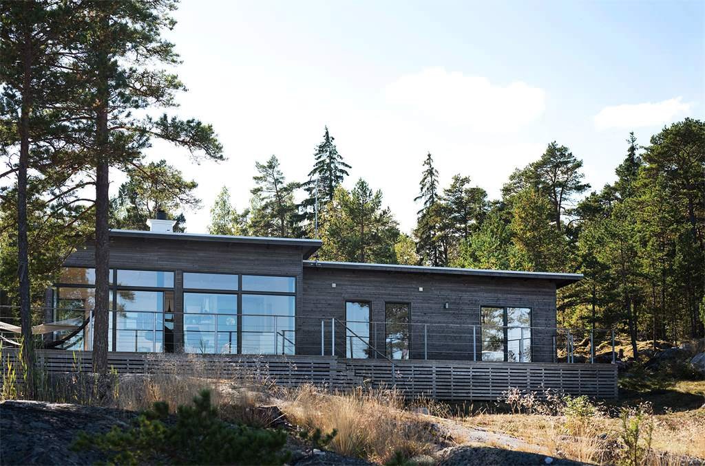 einstöckiges Haus mit Panoramafenstern