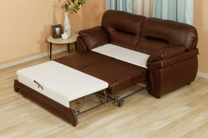Lüften eines aufgeklappten Sofas