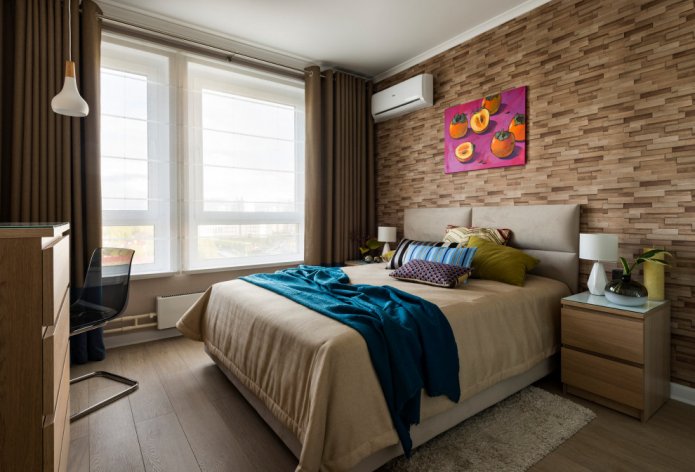Über das Bett geworfene Decke