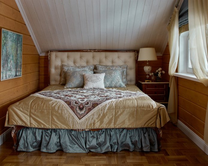 Bett mit Volant