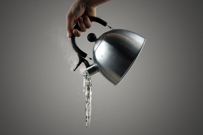 Reinigung einer Verstopfung mit kochendem Wasser