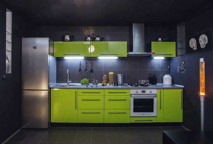 Kücheninterieur in Schwarz-Grün-Tönen