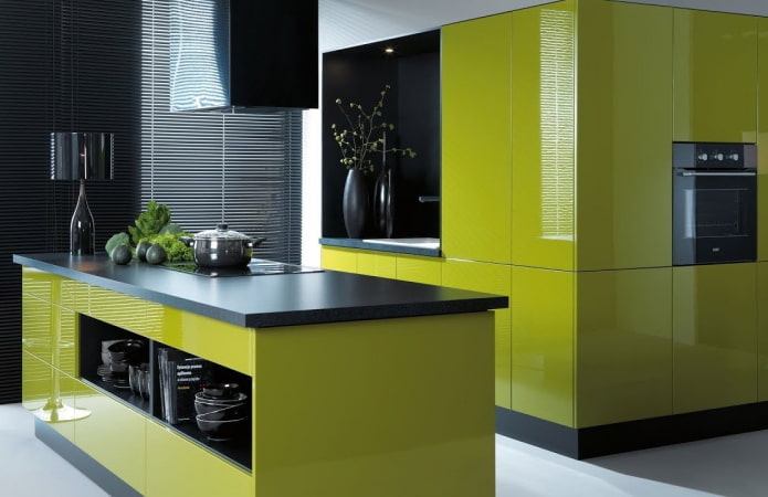 Kücheninterieur in Schwarz-Grün-Tönen