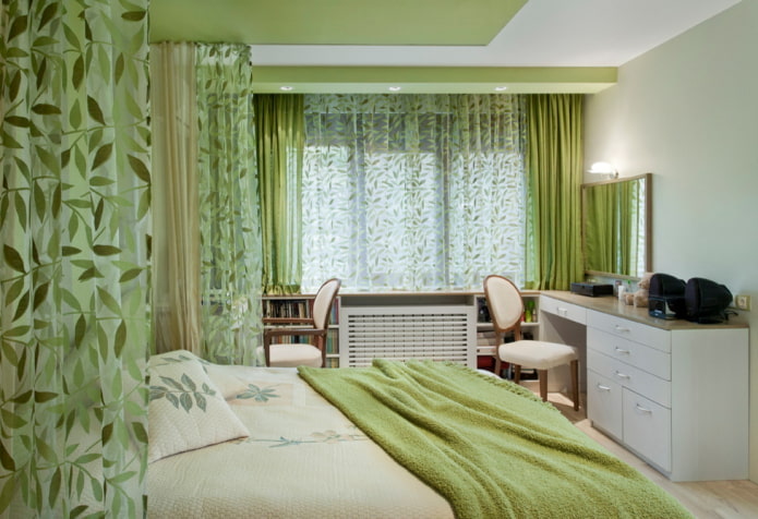 Vorhänge im Schlafzimmer in Grüntönen