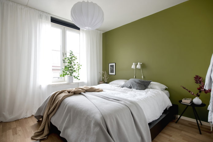 Vorhänge im Schlafzimmerinterieur in Grüntönen