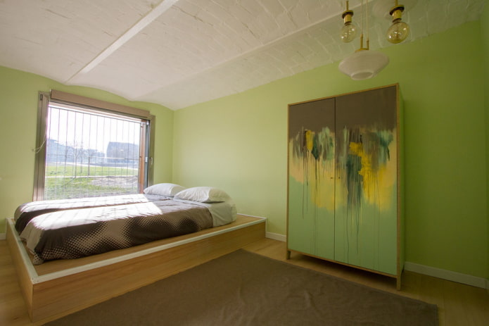 Möbel im Schlafzimmer in Grüntönen