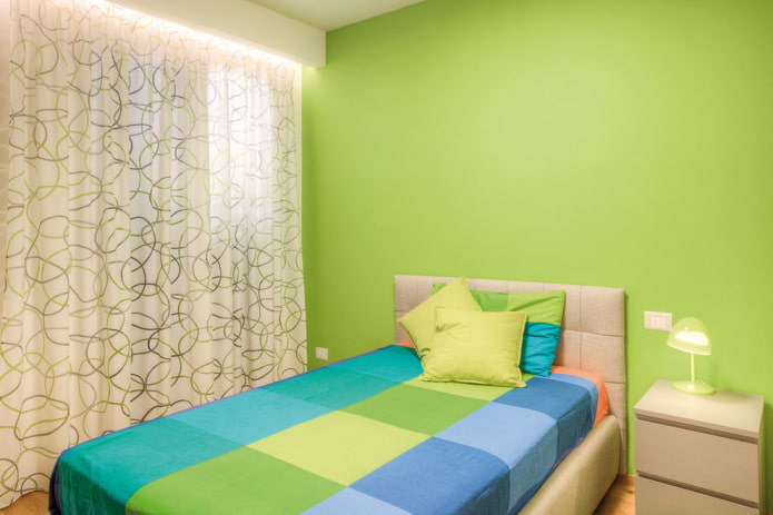 Vorhänge im Schlafzimmer in Grüntönen