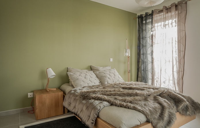 Vorhänge im Schlafzimmerinterieur in Grüntönen