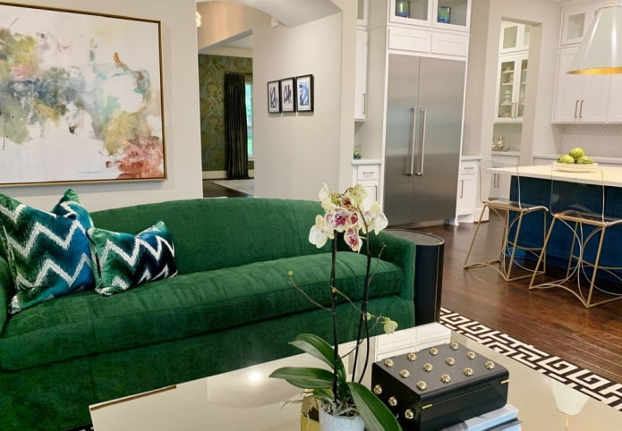 Dunkelgrünes Sofa im Interieur