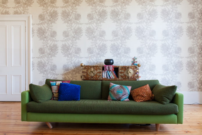 Sofa mit grünem Stoffbezug im Innenraum