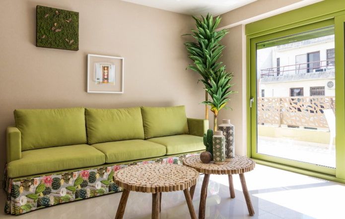 Hellgrünes Sofa im Innenraum