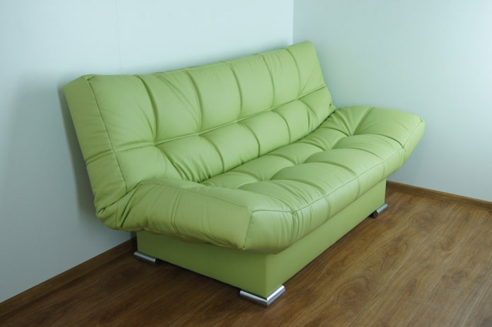 Grünes Klick-Klack-Sofa im Innenraum