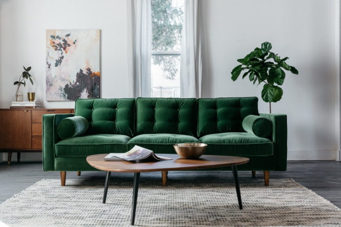 dunkelgrünes Sofa im Innenraum