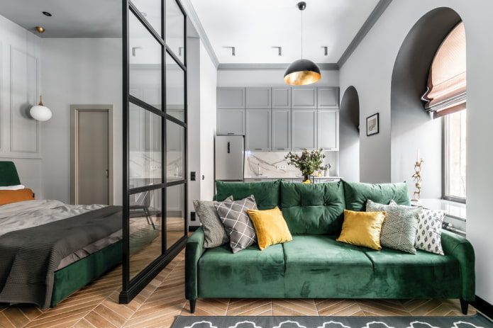 Sofa mit grünem Stoffbezug im Innenraum