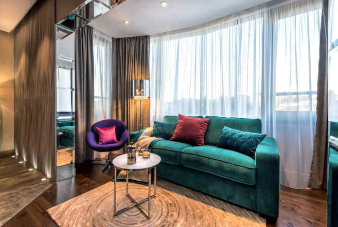 Smaragdgrünes Sofa im Interieur