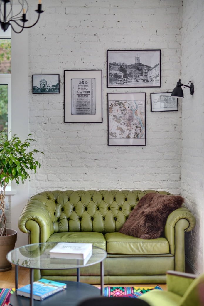 Olivgrünes Sofa im Interieur