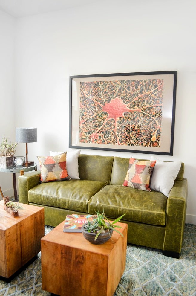 Olivgrünes Sofa im Interieur