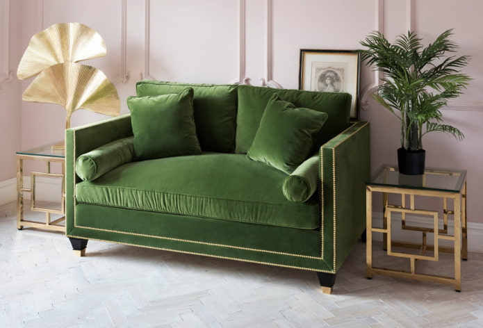 kleines grünes Sofa im Innenraum