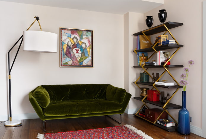 Sumpffarbenes Sofa im Innenraum