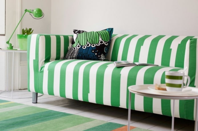 Sofa mit grün gestreifter Polsterung im Innenraum