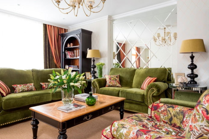 Sumpffarbenes Sofa im Innenraum