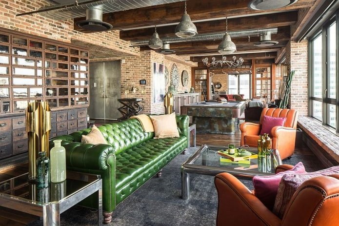 Grünes Sofa im Loft-Stil