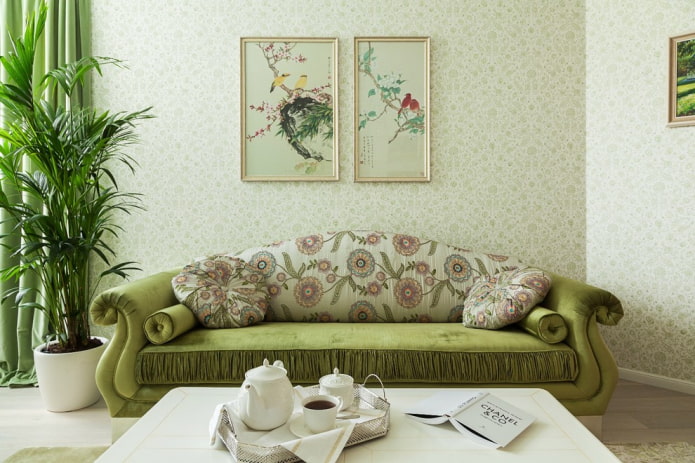 Sofa mit grüner Polsterung und Blumen im Innenraum