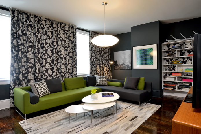 Schwarz-grünes Sofa im Innenraum