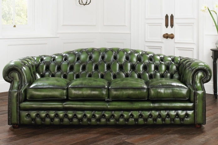 Sofa mit grünem Lederpolsterung im Innenraum