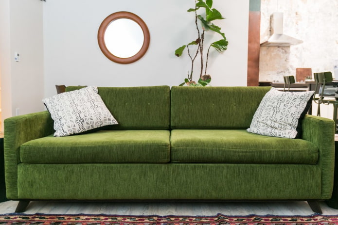 Sofa mit grünem Stoffbezug im Innenraum