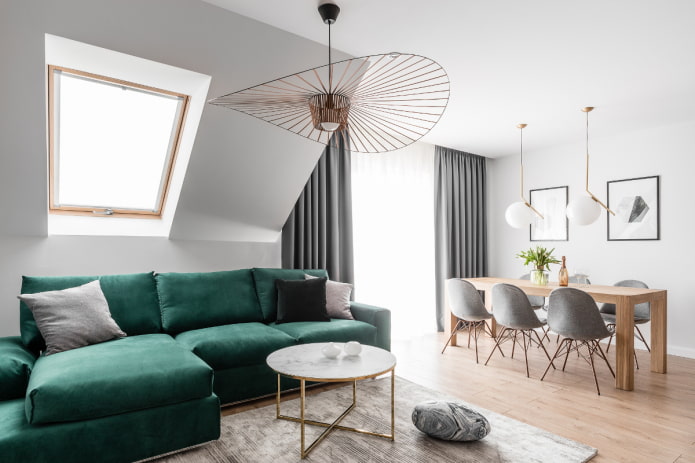 blaugrünes Sofa im Innenraum