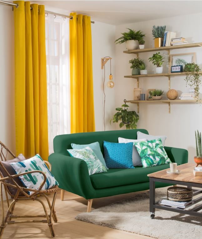 Grünes Sofa in Kombination mit Vorhängen