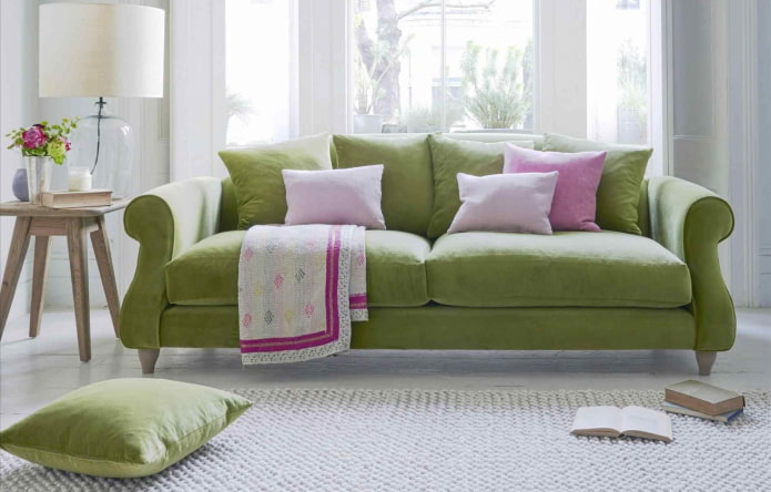 Grünes Sofa in Kombination mit Kissen