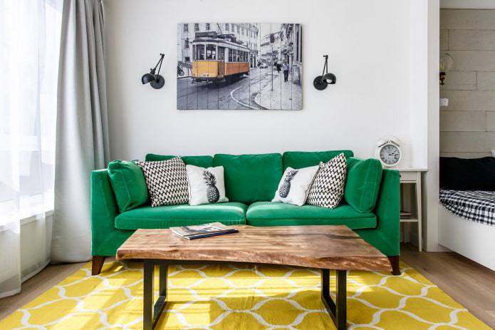 Grünes Sofa in Kombination mit einem Teppich