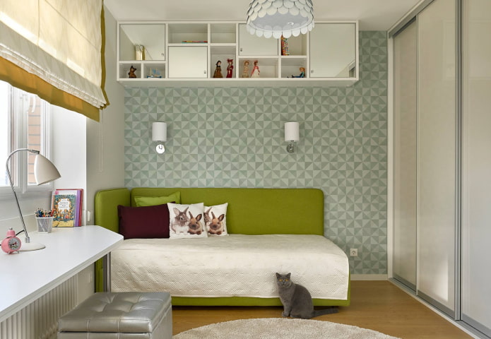 Grüner Ottoman im Interieur eines Kinderzimmers
