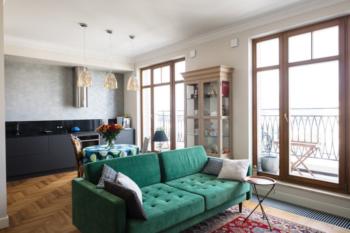 Gerades grünes Sofa im Innenraum