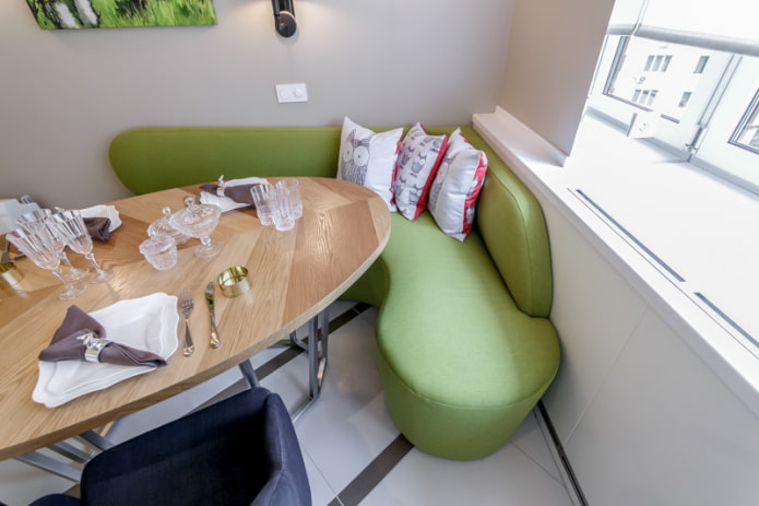 grünes Sofa im Kücheninterieur