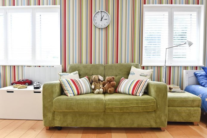 Grünes Sofa im Interieur eines Kinderzimmers