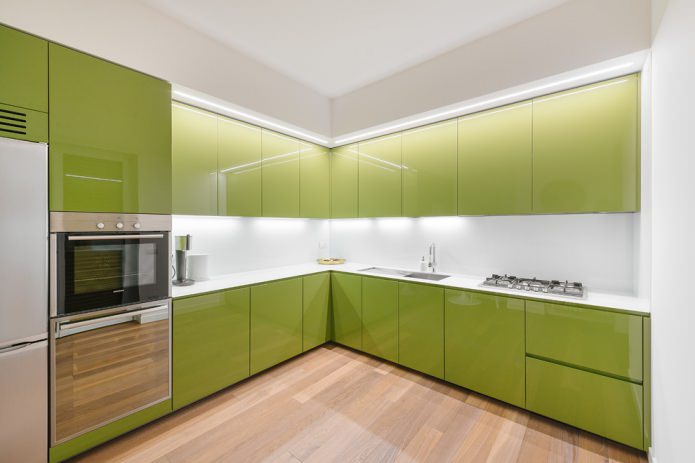 Kücheninterieur in hellen Grüntönen