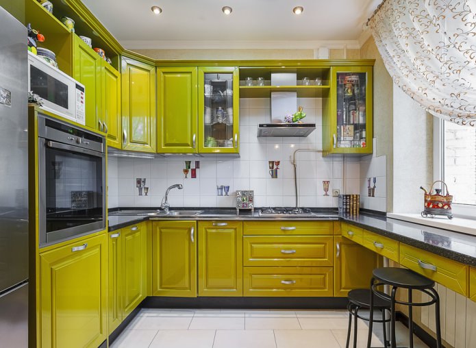 Kücheninterieur in hellen Grüntönen